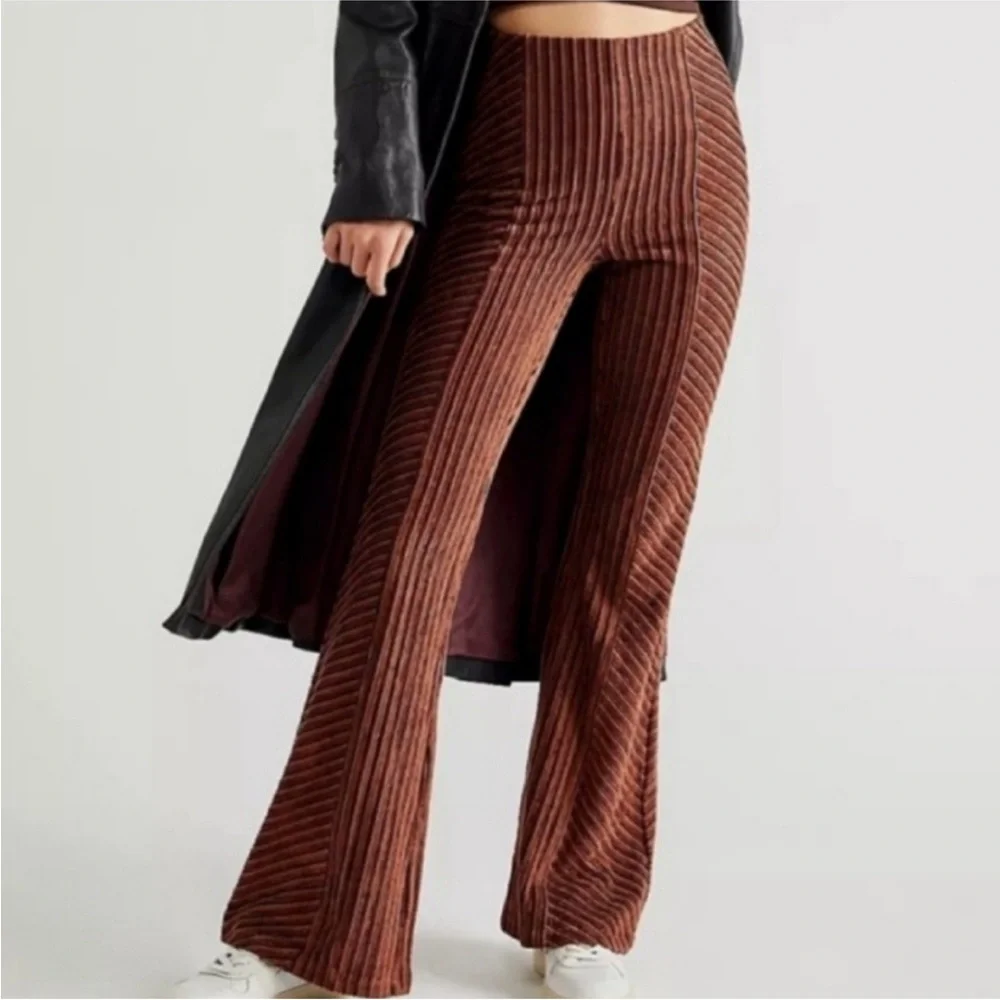 Ladies Free People Bronze Color Ribbed Velvet Pull On Flare Leg Pants Size Small